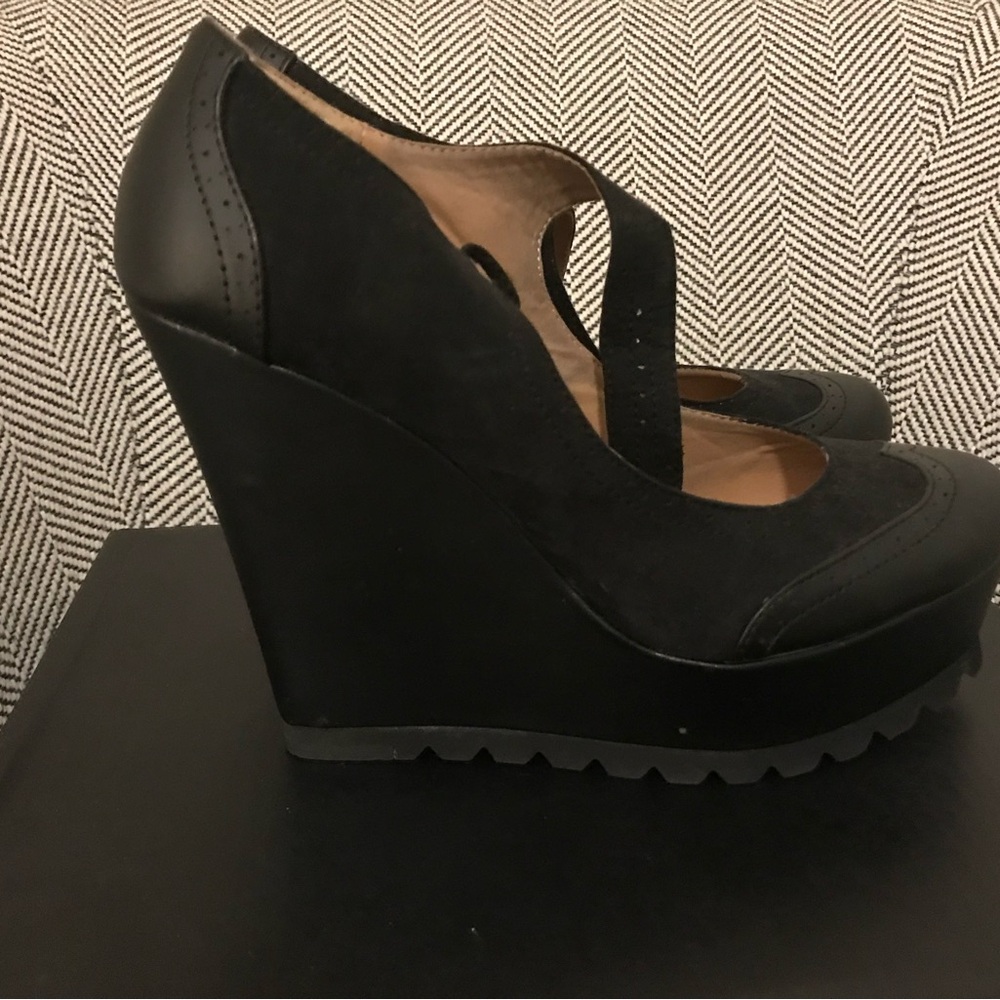 Sophisticated ASOS label London Rebel Black Vegan  Leather Wedge Heels Sz 9